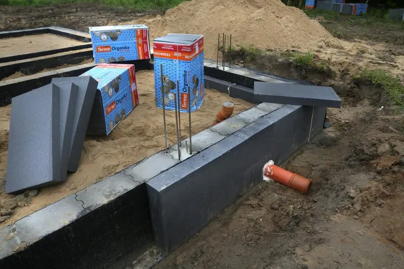 Ocieplenie fundamentów: styropian czy styrodur – co wybrać dla najlepszego efektu?