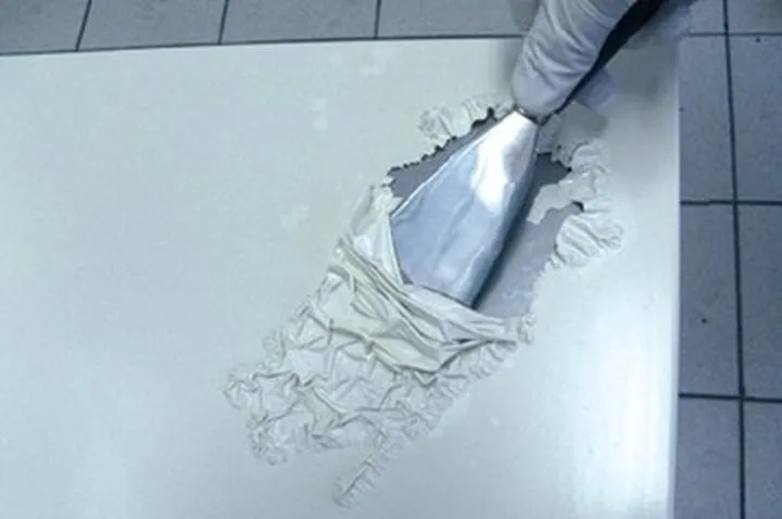 Skuteczne sposoby na to, jak łatwo zdrapać farbę ze ścian