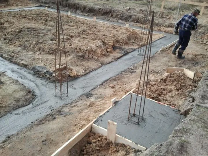 Zalewanie fundamentów – jakie są koszty i na co zwrócić uwagę?