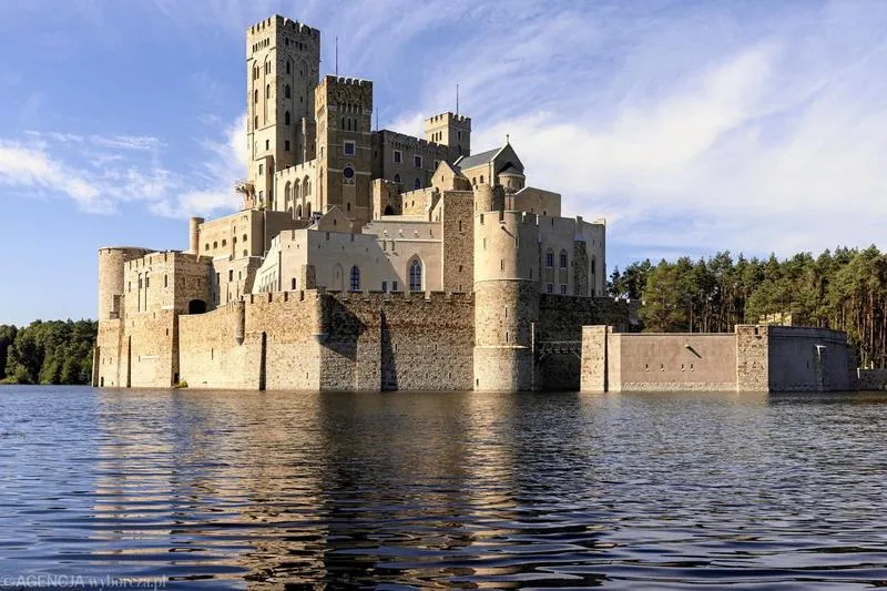 Budowa zamku w Stobnicy