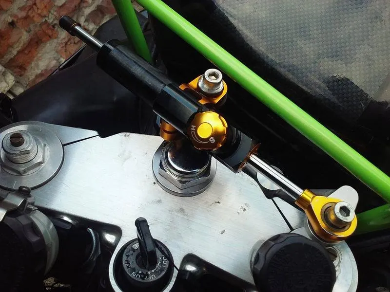 Montaż amortyzatora skrętu krok po kroku