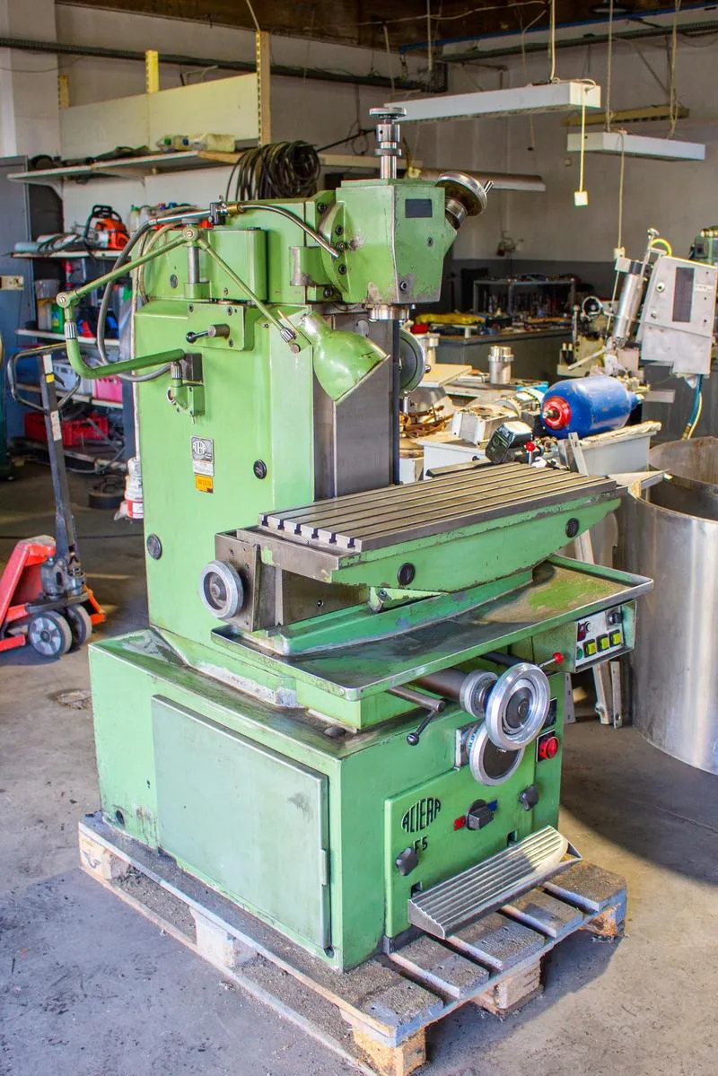 Montaż frezu do frezarki